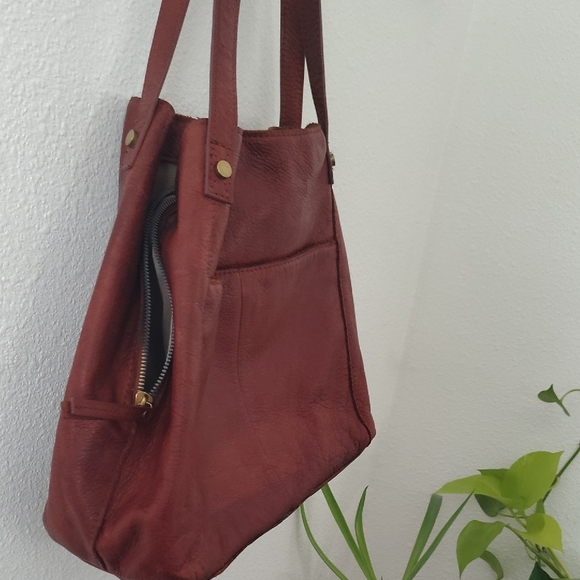 Chic Tan Leather Shoulder Bag - Picture 10 of 13